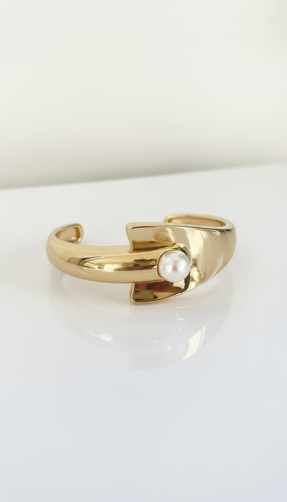 Elegant Pearl Cuff